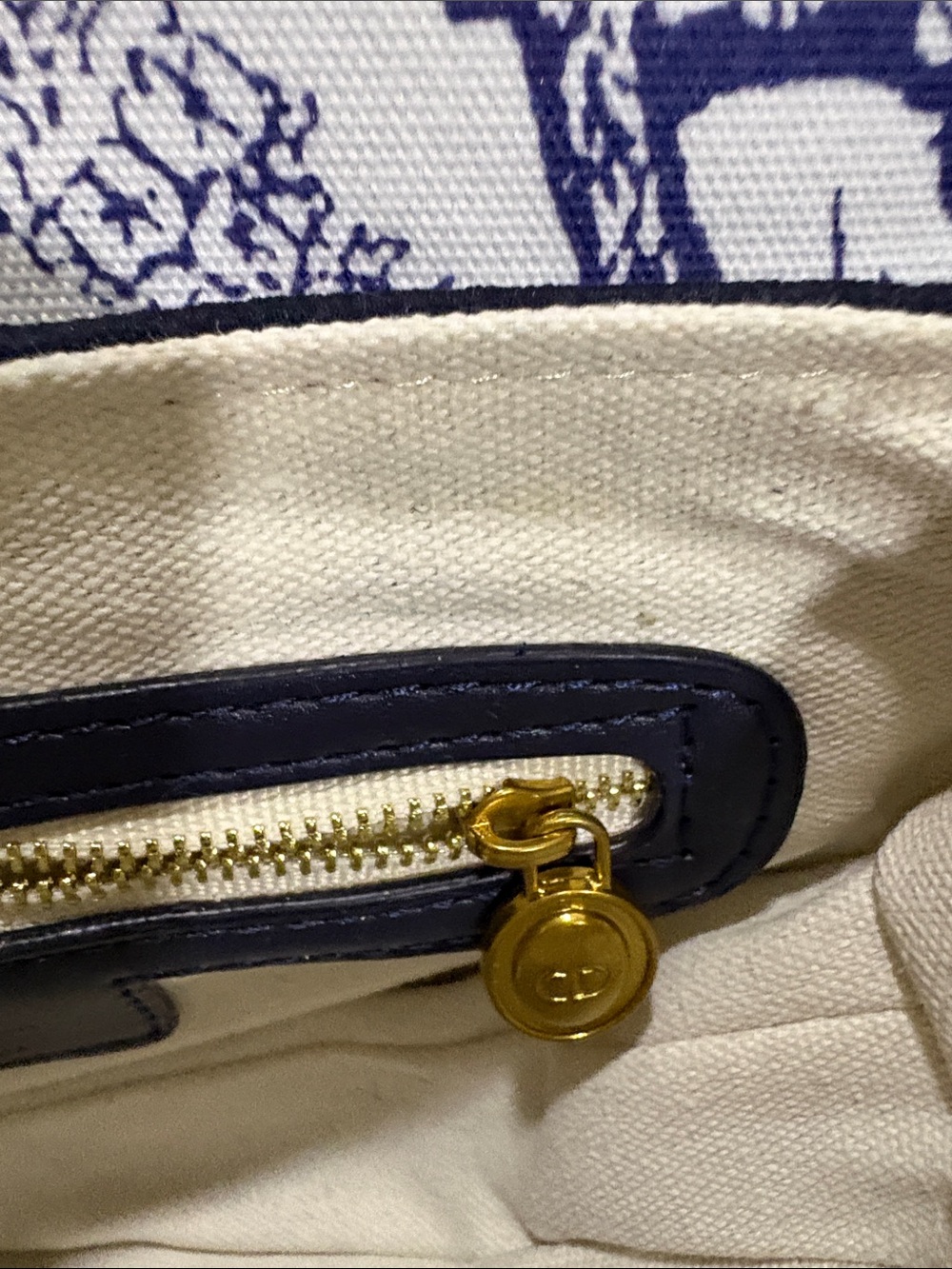 BRAND NEW! CDNavy and White Toile Saddle Bag with Gold 'D' Charm - Picture 3 of 6
